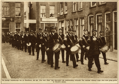 106824 Afbeelding van het marcherende muziekkorps van het Gezelschap Utrechts Brandweer 'Een voor allen, allen voor een'.